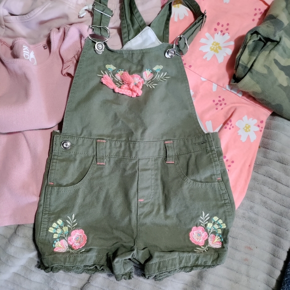 Girls Short Romper size 5T with sparkling Rhinestones on buttons! - Picture 11 of 12